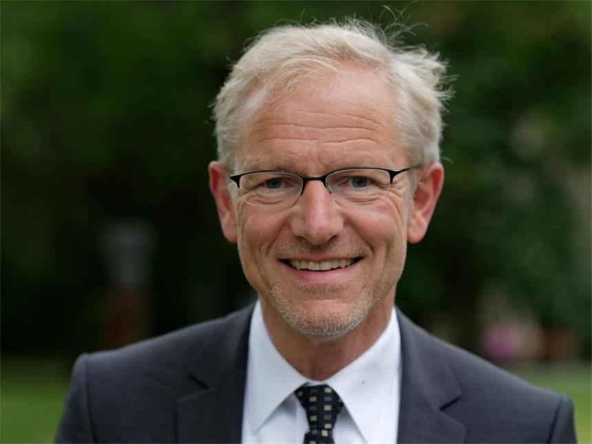 Probeliegen im Sarg - das letzte Grass-Buch Der Germanist und Präsident der Deutschen Akademie für Sprache und Dichtung, Heinrich Detering, in Göttingen. Foto: Swen Pförtner