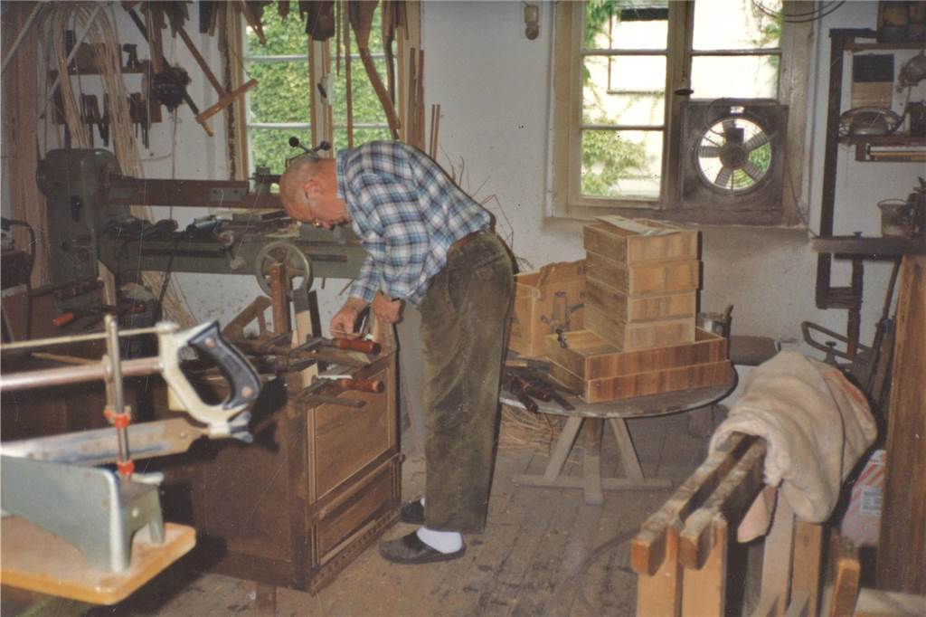 Der Geruch von Holzleim lag in der Luft, wenn Heinz Elberfeld in seiner Werkstatt arbeitete. Angeblich soll er dies aber stets nur getan haben, wenn er gerade Geld benötigte. Dann jedoch habe er seine Arbeit akribisch und mit Herzblut ausgeübt, heißt es in Erzählungen über ihn.
