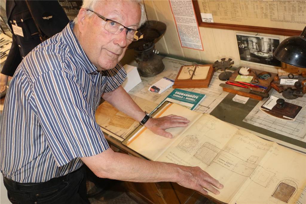 Betriebsbuch der Lok 94 aus 1912: Echte Rarität landet im Eisenbahnmuseum Heinz Garwer präsentiert das Lokbetriebsbuch