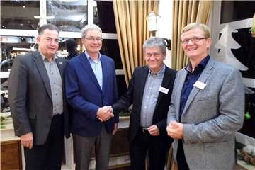 Der geschäftsführende Vorstand mit dem sich zurückziehenden Golfplatzbetreiber Frank Schlürmann nach der Abstimmung: Prof. Dr. Uli Paschedag (v.l.), Frank Schlürmann, Benedikt Striepens und Ulrich Beckmann.