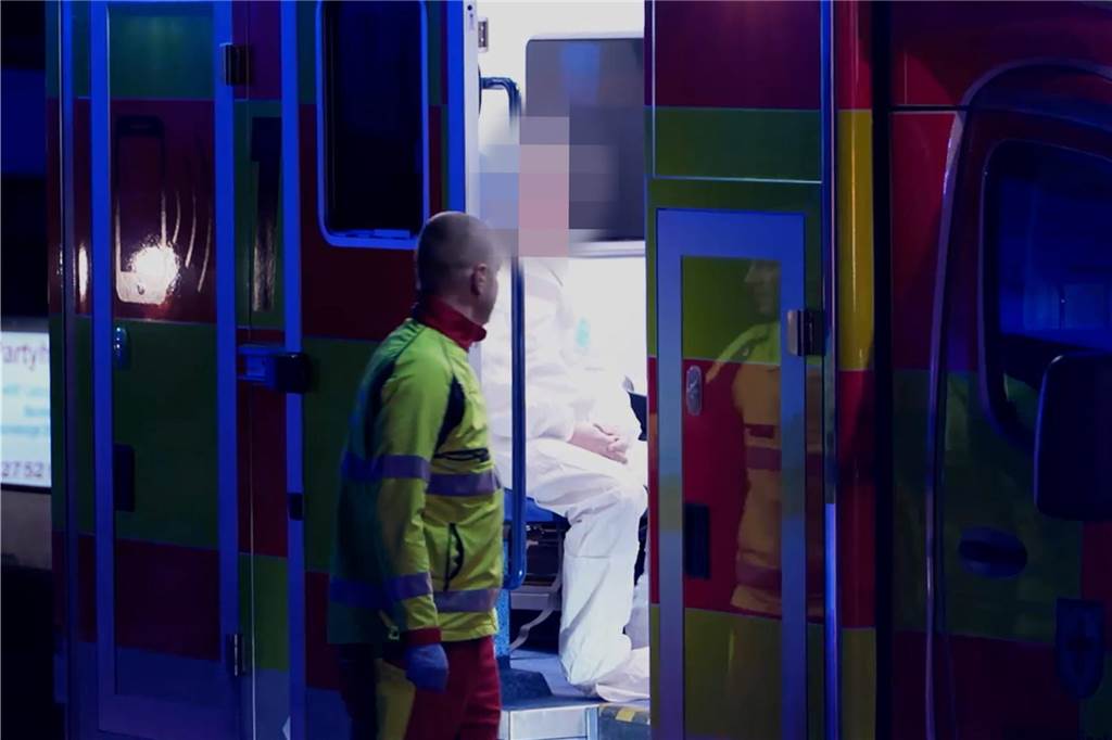 Ein Tag wie im Film fürs Motel de Winter: Spritzer führten zu Spezialeinsatz Der Geschäftsführer Alexander Winter im Rettungswagen vor seinem Motel: Er musste sich nach dem Kontakt mit dem Reizgas einen speziellen Anzug anziehen.