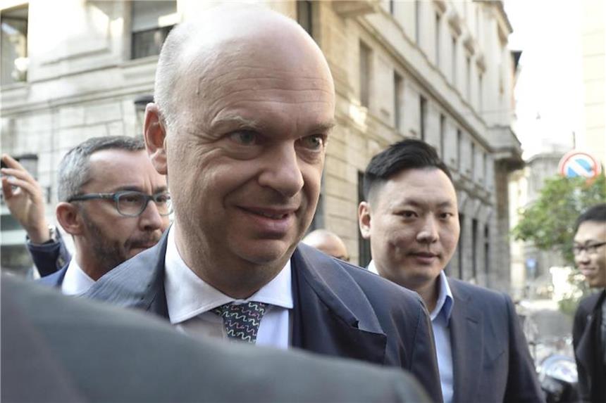 AC Mailand fürchtet Ausschluss von der Europa League Der Geschäftsführer des AC Mailand, Marco Fassone (l). Foto: Flavio Lo Scalzo/ANSA/AP