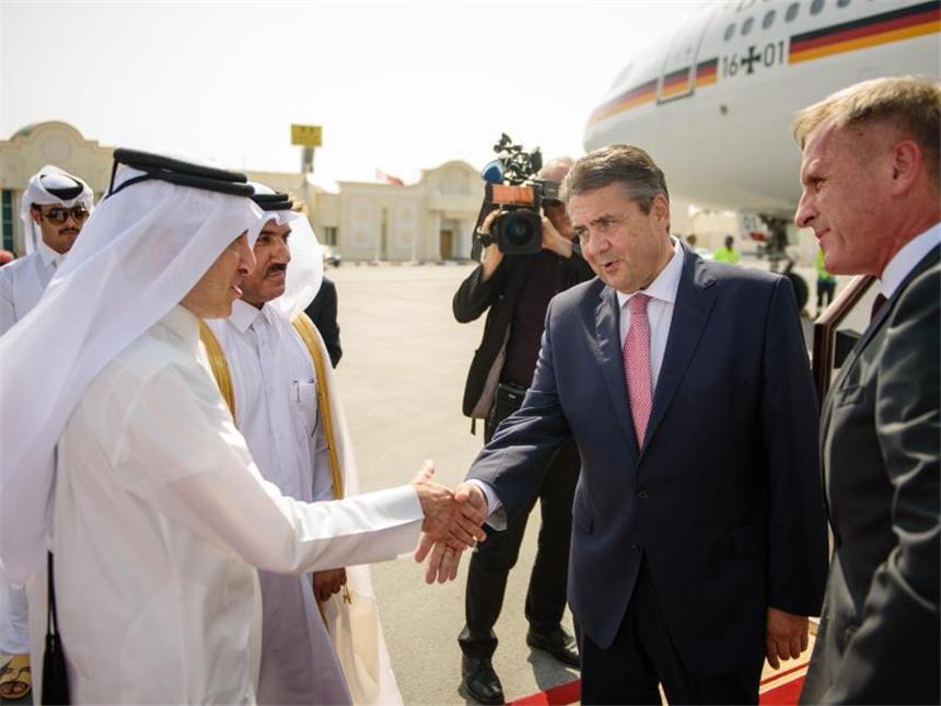 Arabische Staaten scheuen neue Sanktionen gegen Katar Der Geschäftsführer von Qatar Airways, Al Baker (l-r), der Generalsekretär des Außenministeriums, Al-Hamadi, und der deutsche Botschafter in Katar, Muzel, begrüßen Außenminister Gabriel in Doha. Foto: Gregor Fischer