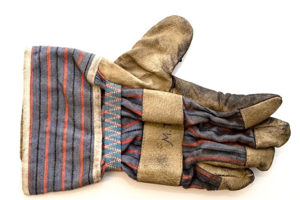 Neue Hinweise in Raubmord aus dem Jahr 1994: Polizei Bielefeld sucht Mitwisser von Überfällen Der gesicherte Arbeitshandschuh mit Initialen "M.T"