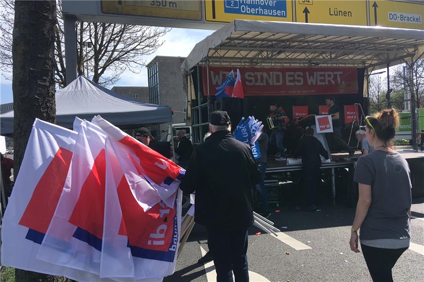 Über 18.000 Demonstranten legten Innenstadt lahm Der gesperrte Südwall hat sich nach der Kundgebung relativ zügig geleert. Die Abbauarbeiten dauern jedoch etwas länger.