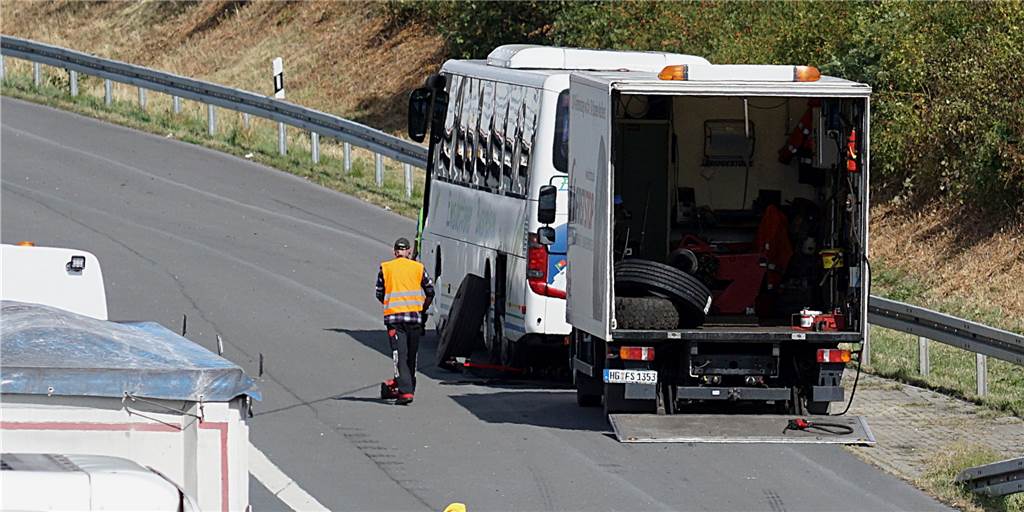 Der gestrandete Reisebus auf dem Seitenstreifen der A1 hinterm Kamener Kreuz.