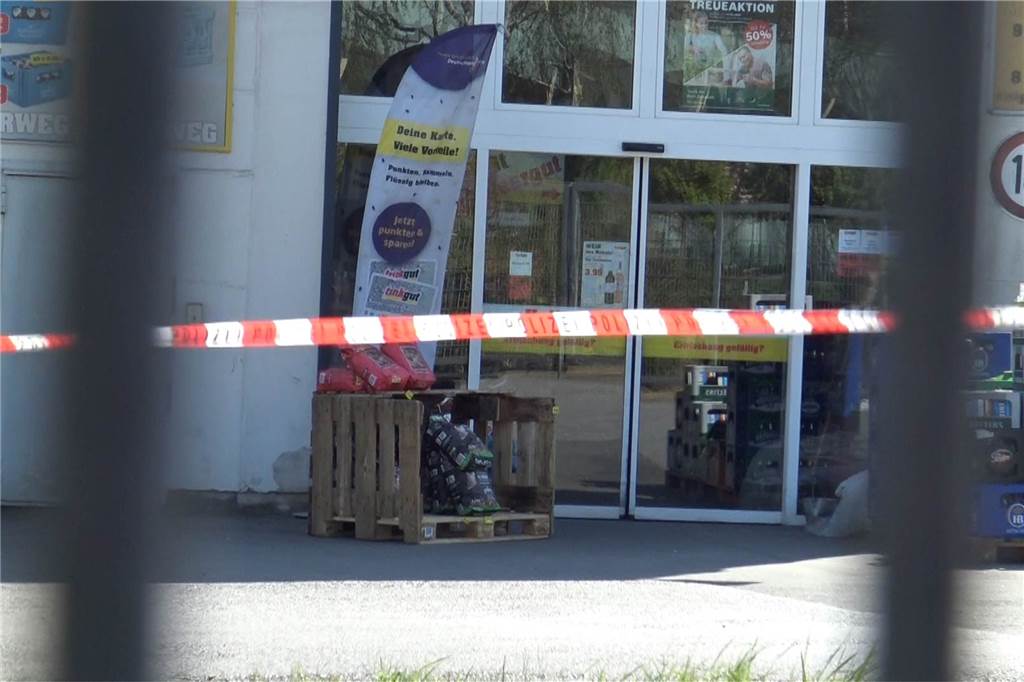 Der Getränkemarkt wurde mit Flatterband abgesperrt.