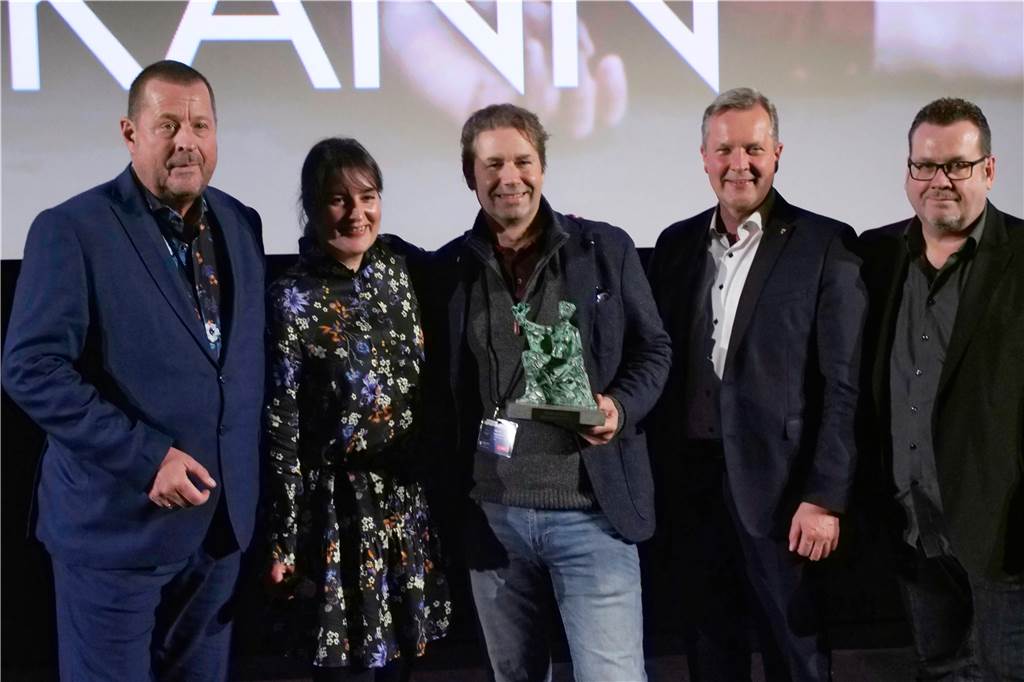 Dokumentarfilme kamen bei Publikum und Schülerjury am besten an Der Gewinner Marcel Kolvenbach (M.) eingerahmt von Kinofest-Veranstalter Meinolf Thies (v.l.), künstlerischer Leiterin Sonja Hofmann, Bürgermeister Jürgen Kleine-Frauns und Kinofest-Veranstalter Lutz Nennmann.