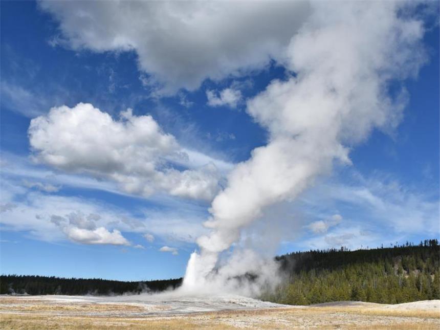 ABC für Fernwehgeplagte: Die US-Nationalparks in Stichworten Der Geysir Old Faithful bei einem Ausbruch im Yellowstone National Park im Bundesstaat Weyoming (USA). Foto: Chris Melzer