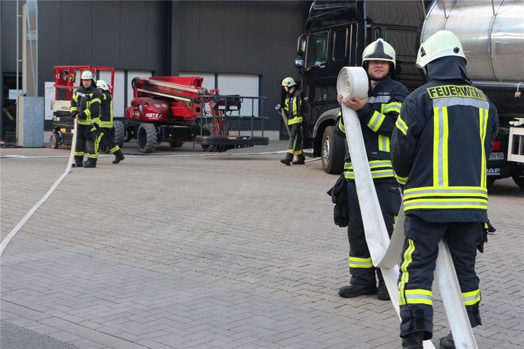 Alarm im Gewerbegebiet: Feuerwehr rückt mit beiden Zügen nach Oeding aus Der gezielte Angriff mit CO2-Löschern führte schnell zum Erfolg. Nach rund einer Stunde war der Einsatz beendet.