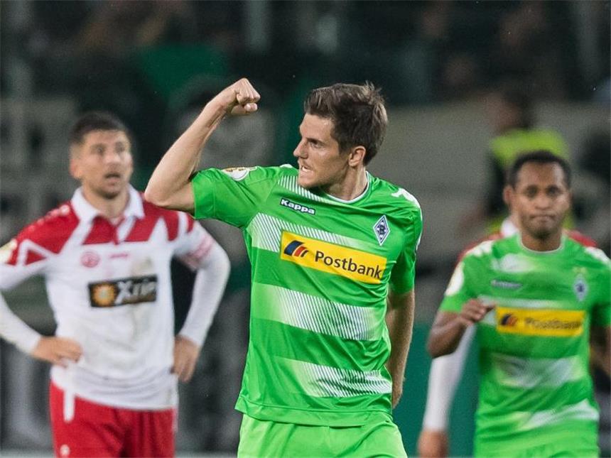Kampf und Glück: Gladbach verhindert historisches Pokal-Aus Der Gladbacher Jonas Hofmann (M.) feiert den zwischenzeitlichen Ausgleichstreffer. Foto: Guido Kirchner
