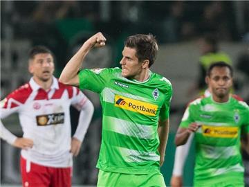 Der Gladbacher Jonas Hofmann (M.) feiert den zwischenzeitlichen Ausgleichstreffer. Foto: Guido Kirchner