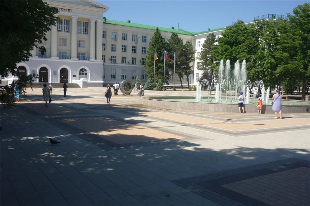 Der glanzvoll hergerichtete Vorplatz der Technischen Universität mit Springbrunnen.