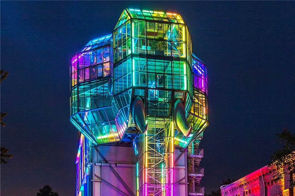 Lichtkunst bringt Farbe ins Dunkel: Diese Veranstaltungen finden in der Region statt Der GLaselefant im Maxipark Hamm wird im Takt zu Michael Jacksons Hit „Beat It“ illuminiert.