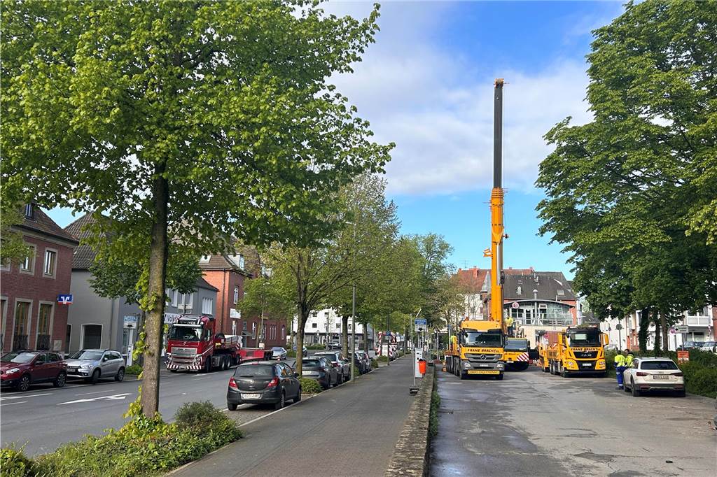 Der Glasfaserausbau in Dorsten schreitet weiter voran. Deswegen ist am Südwall in Dorsten eine "Point of Presence"-Station errichtet worden. Dafür war ein großer Kran im Einsatz. Zudem kam es zu Straßensperrungen.