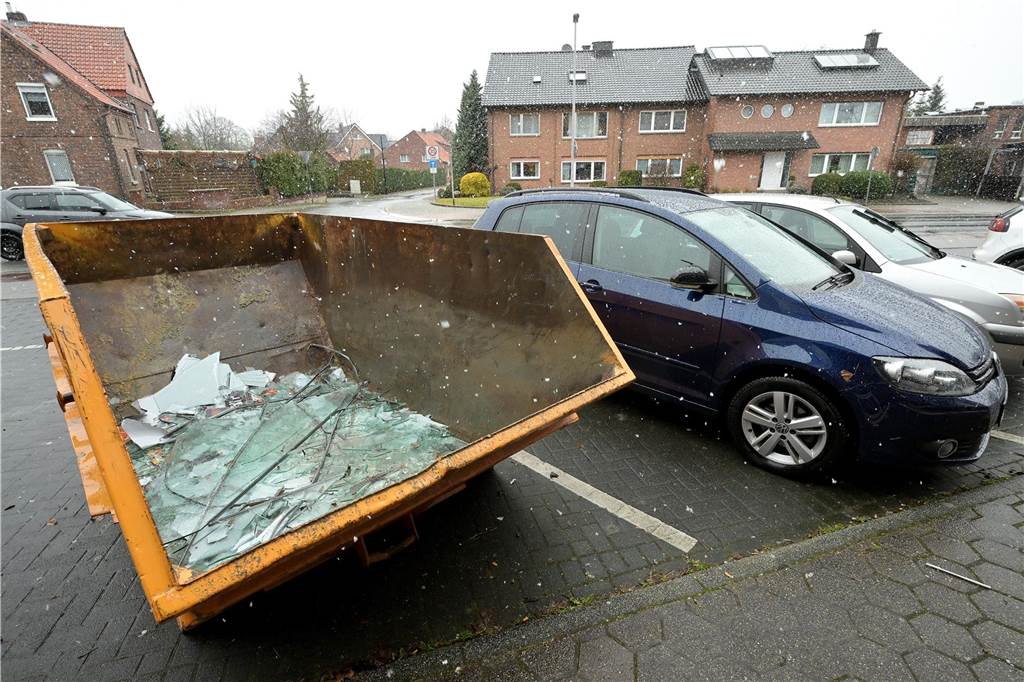 Der Glasmüll wurde im Container gesammelt. 