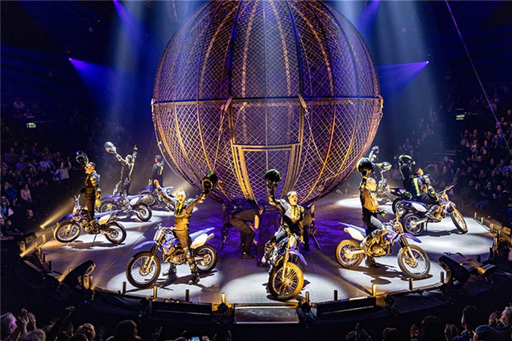 Vorfreude ist die schönste Freude: FLIC FLACs X-Mas Show in Dortmund FLIC FLAC Globe mit 10 Motorradfahrern