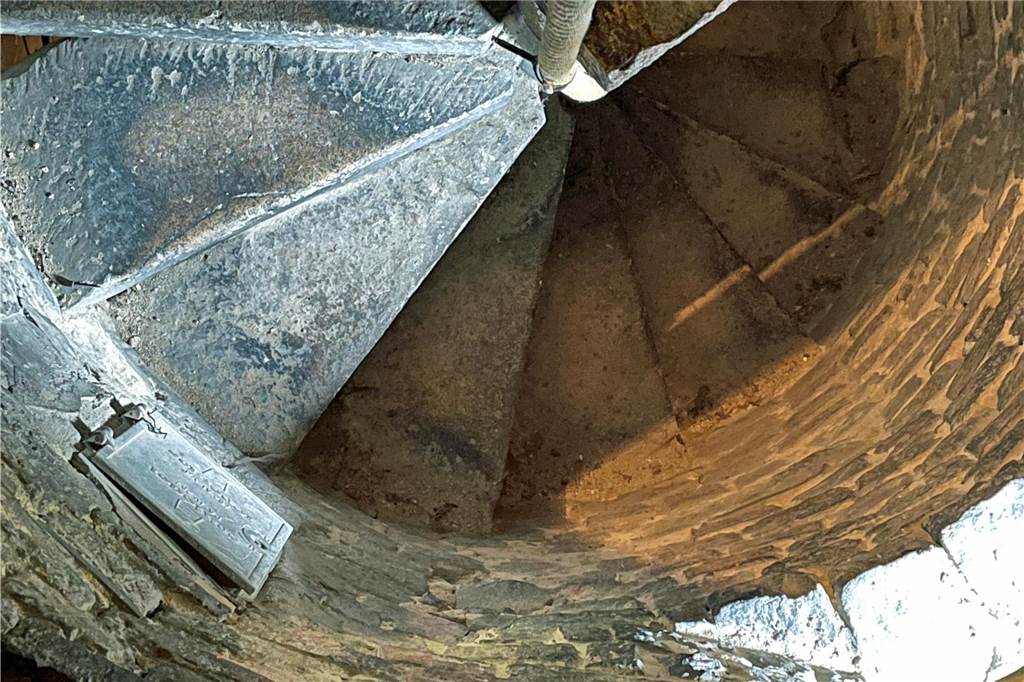 Der Glockenturm ist nur über eine schmale Wendeltreppe zu erreichen, die bis auf 18 Meter Höhe führt. Danach geht es über Holztreppen weiter hinauf.