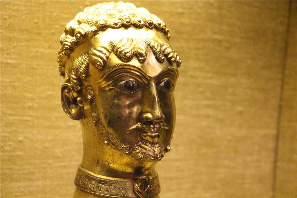 Barbarossa ist in Cappenberg unübersehbar und doch versteckt Der goldene Kopf von Cappenberg galt lange als Darstellung Barbarossas, ist es aber nicht, wie inzwischen bekannt ist. Seiner Popularität hat das keinen Abbruch getan. Zurzeit befindet sich der Kopf in Münster.