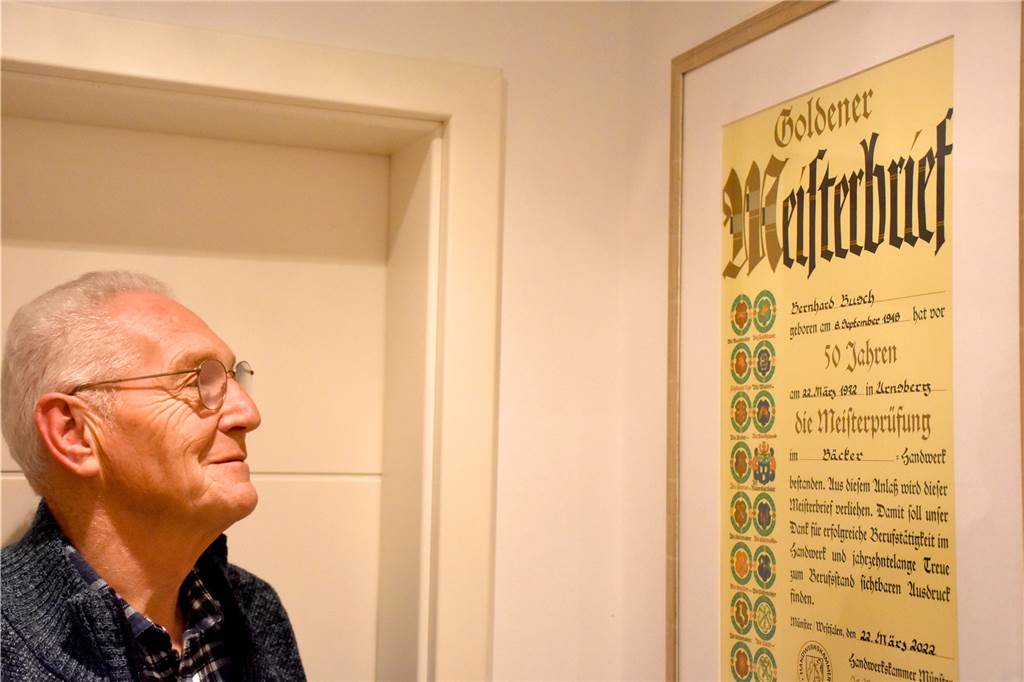 Goldener Meisterbrief: Bäcker Bernd Busch (74) ist froh, dass seine Kinder etwas anderes machen Der Goldene Meisterbrief hat bei Bernd Busch natürlich einen Ehrenplatz bekommen: Direkt an der Tür zu seinem Studio, wo er mehrmals pro Woche Radiosendungen moderiert.