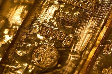 Der Goldwert hängt stark vom US-Dollar ab. Foto: Sven Hoppe/dpa