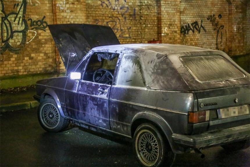 Brennendes Auto im Cinestar-Parkhaus - ein Verletzter Der Golf nach den Löscharbeiten hinter dem Cinestar.