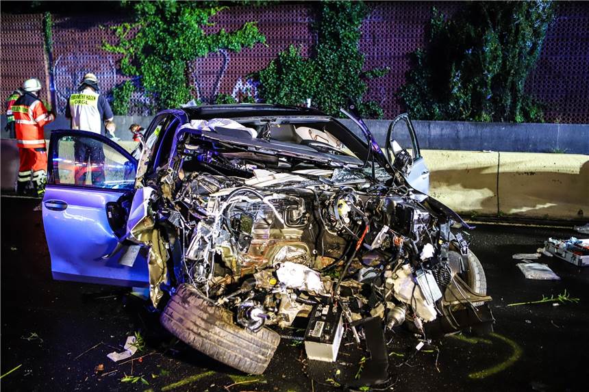 Der Golf wurde komplett zerstört. Durch die Wucht des Unfalls riss der Motor heraus und flog auf die Gegenfahrbahn der Autobahn 46.