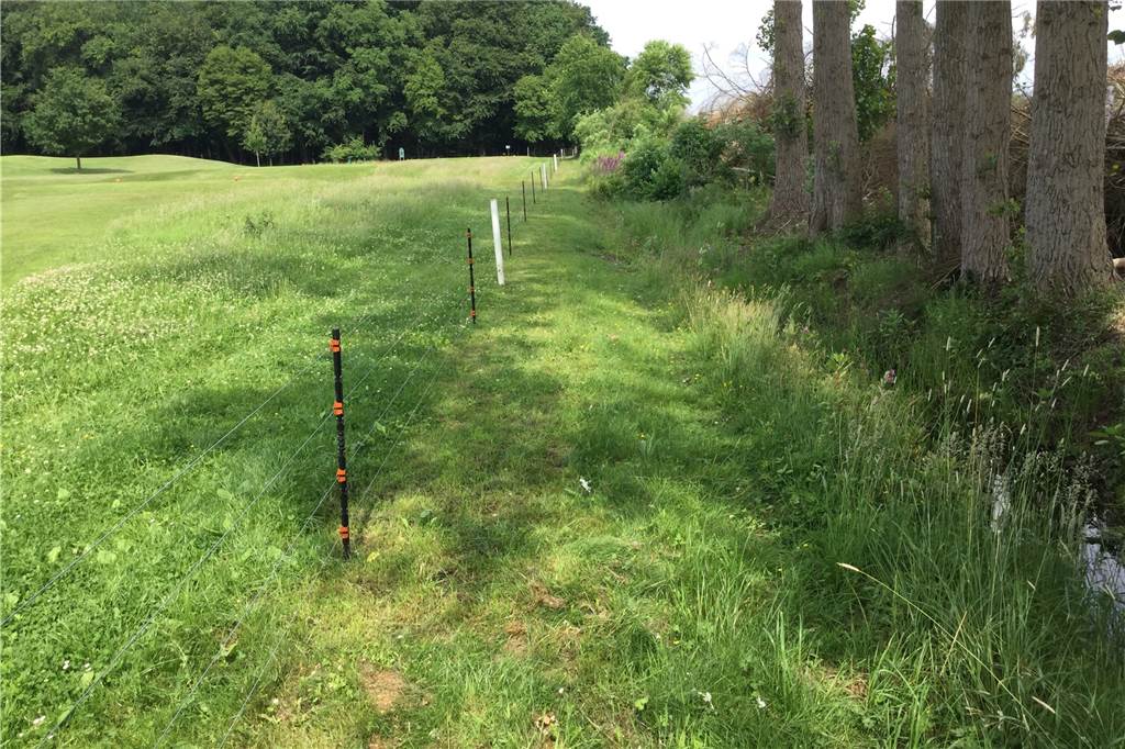 Streit um Spazierweg am Golfplatz: Ist Überqueren lebensgefährlich? Der Golfclub hat den Zaun etwa einen Meter nach innen versetzt, um neben dem Wassergraben Platz für Spaziergänger zu schaffen.