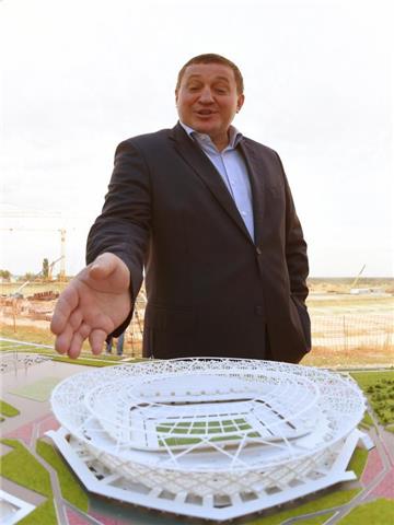 Der Gouverneur von Wolgograd, Andrej Botscharow, steht an einem Modell des WM-Stadions in Wolgograd. Foto: Marcus Brandt