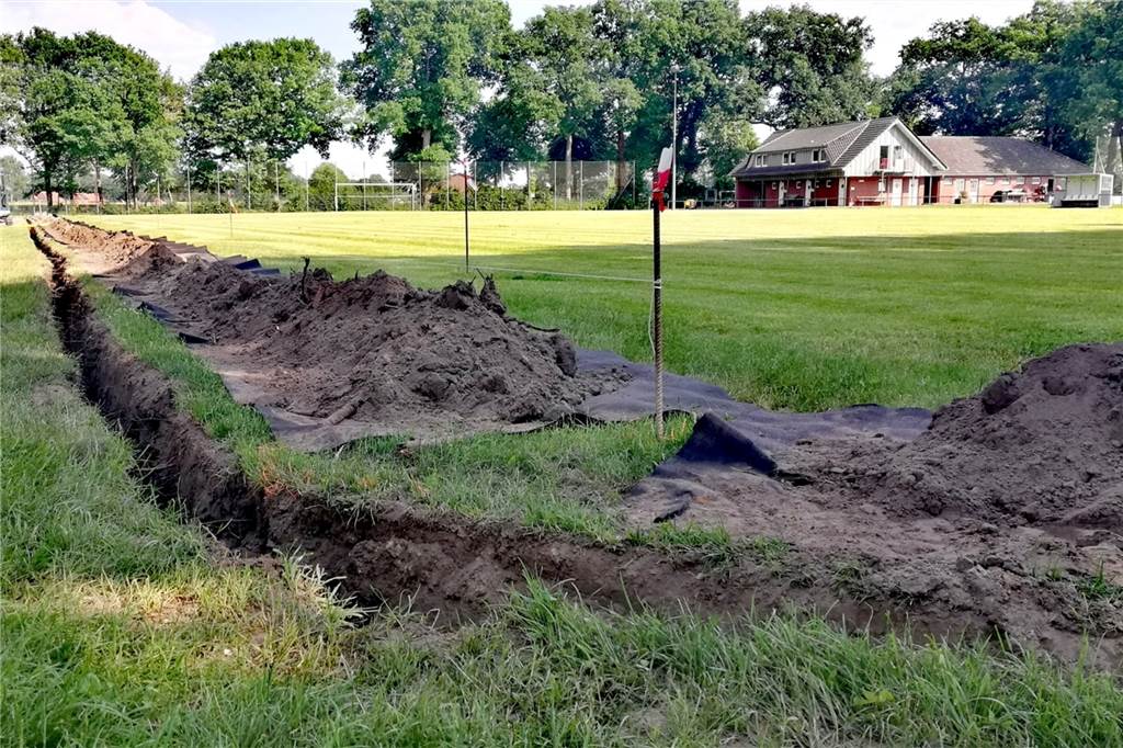 RW Nienborg: Spielfeld Nummer zwei wird in Schuss gebracht Der Graben für die Dränageleitungen am Spielfeld Nummer zwei waren zügig ausgehoben.
