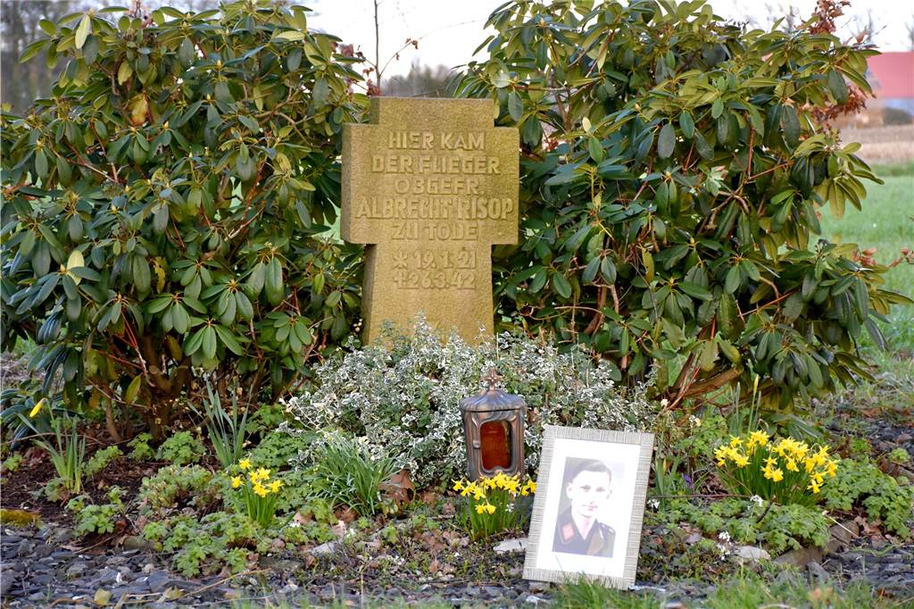 Bordfunker Albrecht Risop wird nicht geborgen – Gedenktafel geplant Der Grabstein, der aktuell am Ottenstapler Weg an den Toten erinnert.
