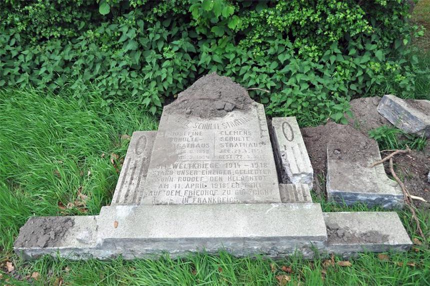 Neuer Ärger um Ex-Friedhof in Henrichenburg Der Grabstein der Familie Schulte-Strathaus wurde unvorsichtig entfernt und dann abgestellt.