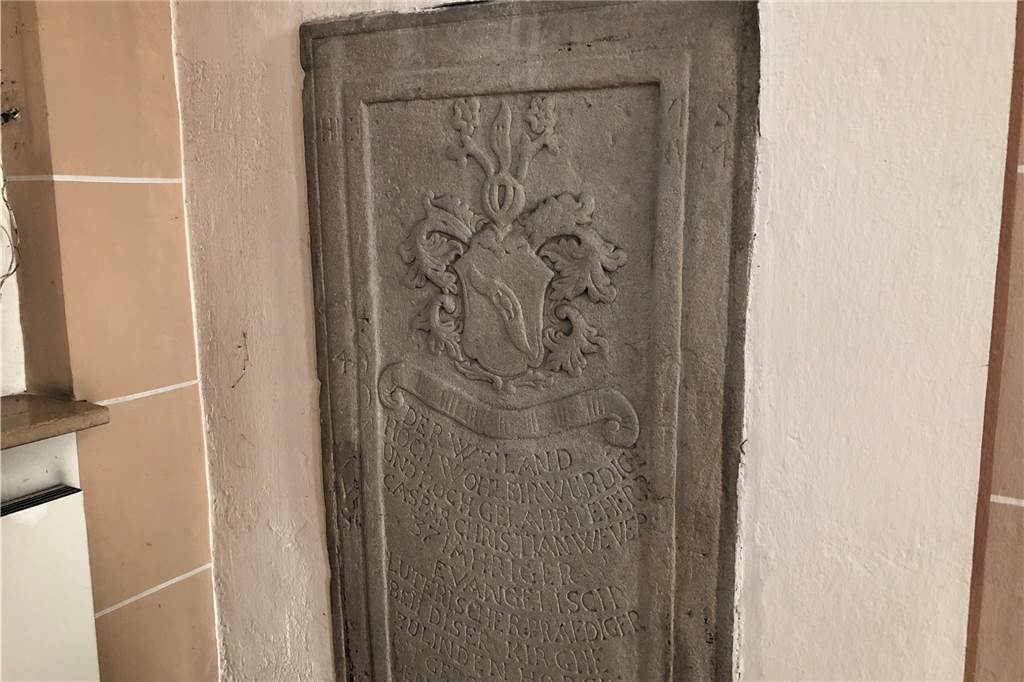 Lindenhorster Kirchturm: Förderverein schlägt Dauerausstellung vor Der Grabstein des Predigers Caspar Christian Wever, der 1779 starb, könnte versetzt werden