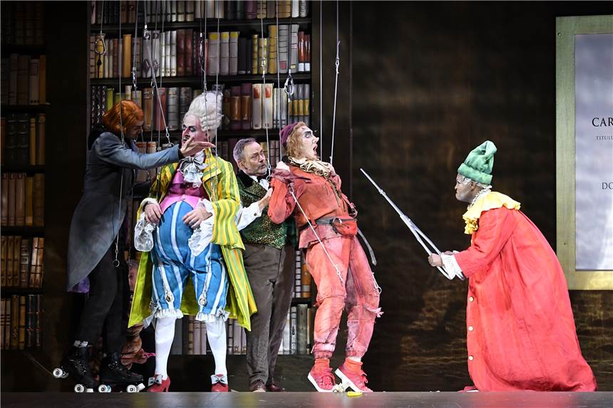 Der „Barbier von Sevilla“ macht die Opernbühne zur Augsburger Puppenkiste Der Graf (Sunnyboy Dladla, r.) schneidet als englischer Kaper Mr. Punch den Marionetten die Fäden ab (v.l. Denis Velev als Basilio, Morgan Moody als Bartolo, Erzähler Hannes Brock und Petr Sokolov als Figaro).