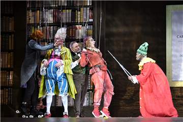 Der Graf (Sunnyboy Dladla, r.) schneidet als englischer Kaper Mr. Punch den Marionetten die Fäden ab (v.l. Denis Velev als Basilio, Morgan Moody als Bartolo, Erzähler Hannes Brock und Petr Sokolov als Figaro).