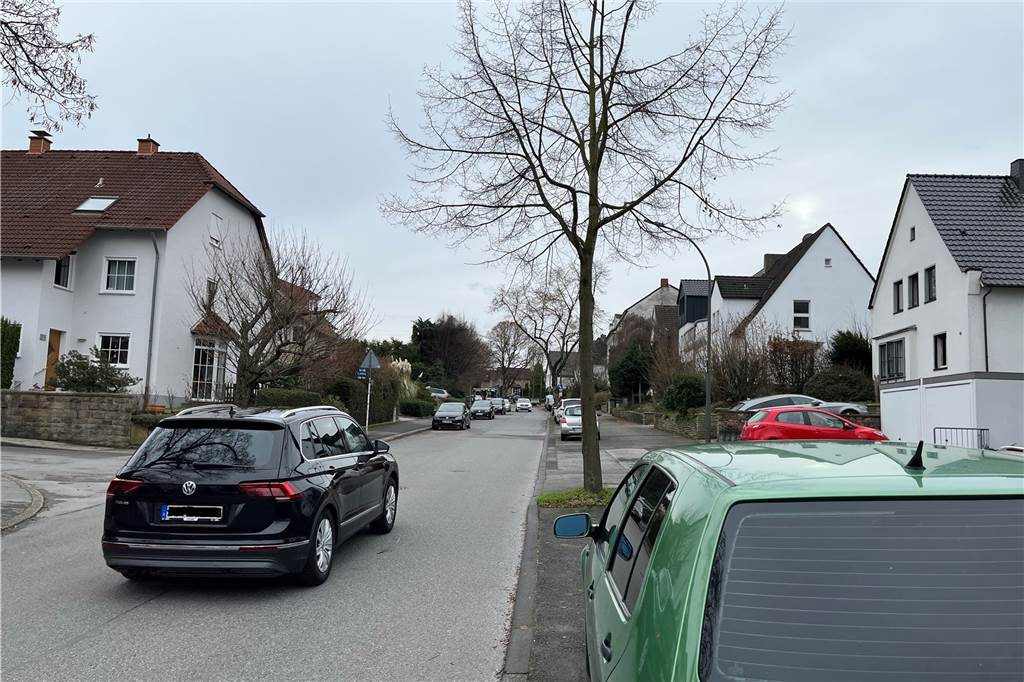 Brand am Graffweg in Brackel: War ein Feuerwerkskörper der Auslöser? Der Graffweg ist eine Wohnstraße in Brackel. Am Tag nach dem Brand ist dort wieder Ruhe eingekehrt