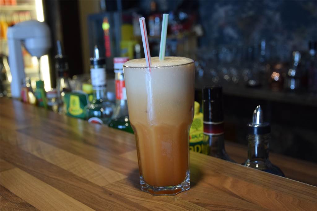 Vom Klassiker bis zum Geheimtipp: Die besten Cocktails zum Selbstmixen Der "Greek" ist ein fruchtig-süßer Cocktail, den Niko Milis selbst kreiert hat.
