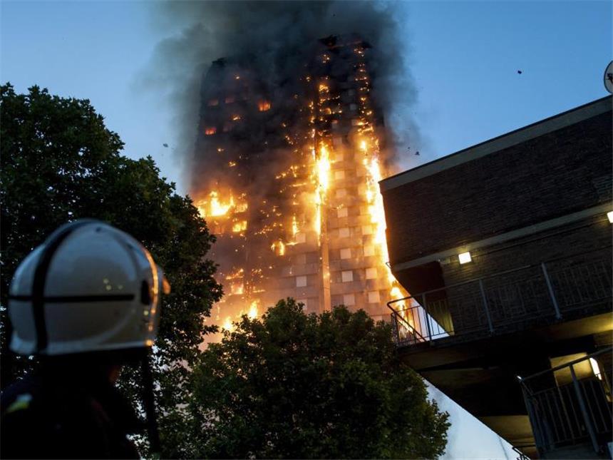 Zwölf Tote bei Feuerdrama in Londoner Hochhaus Der Grenfell-Tower brennt wie eine Fackel. Foto: Guilhem Baker