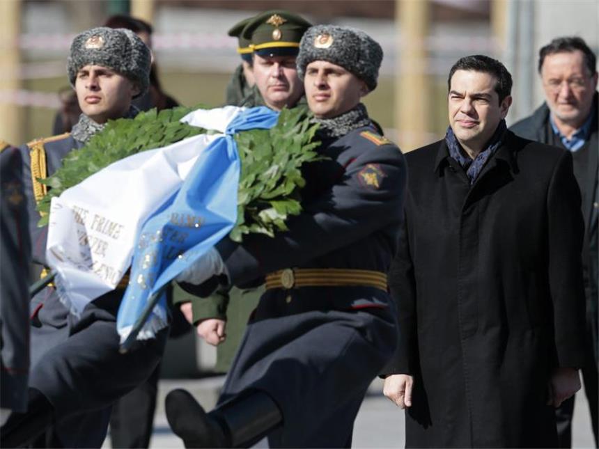 Putin stellt Athen Millionen durch Gas-Deal in Aussicht Der griechische Regierungschef Alexis Tsipras legt in Moskau einen Kranz am Grabmal des Unbekannten Soldaten nieder. Foto: Ivan Sekretarev/Pool