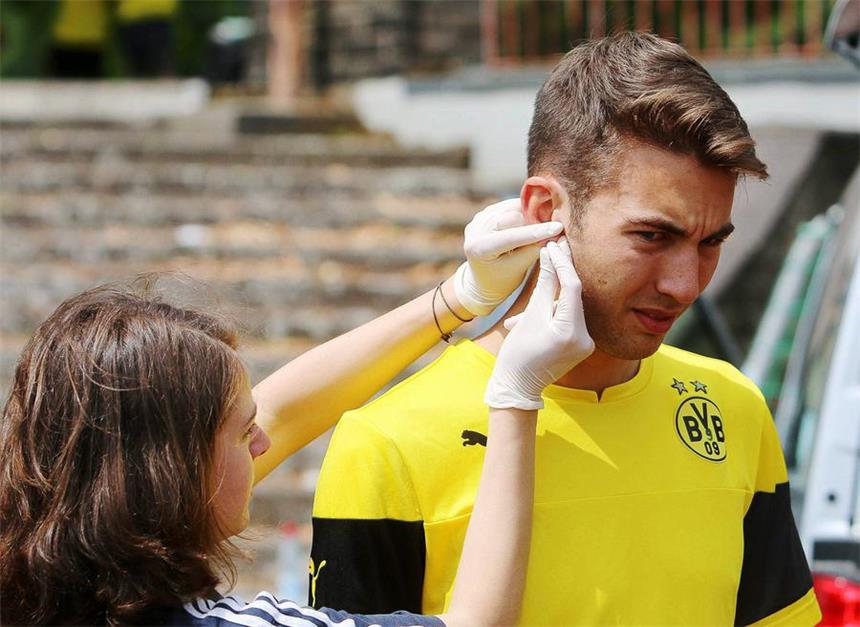 Neuzugang Eberwein fühlt sich wohl beim BVB II Der Griff ans Ohrläppchen: Michael Eberwein beim Laktattest im Hoeschpark.