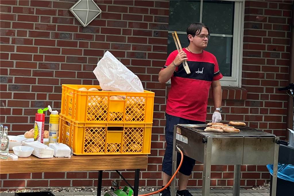 Video von der Blutspende in Herbern: Ansturm am ersten Tag Der Grillstand vom DRK in Herbern für die Blutspender am Jochen-Klepper-Haus.