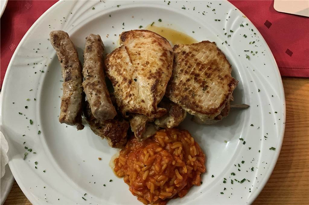In der Burgschänke gibt es gut gemachte Balkan-Spezialitäten zum frisch gezapften Kölsch Der Grillteller