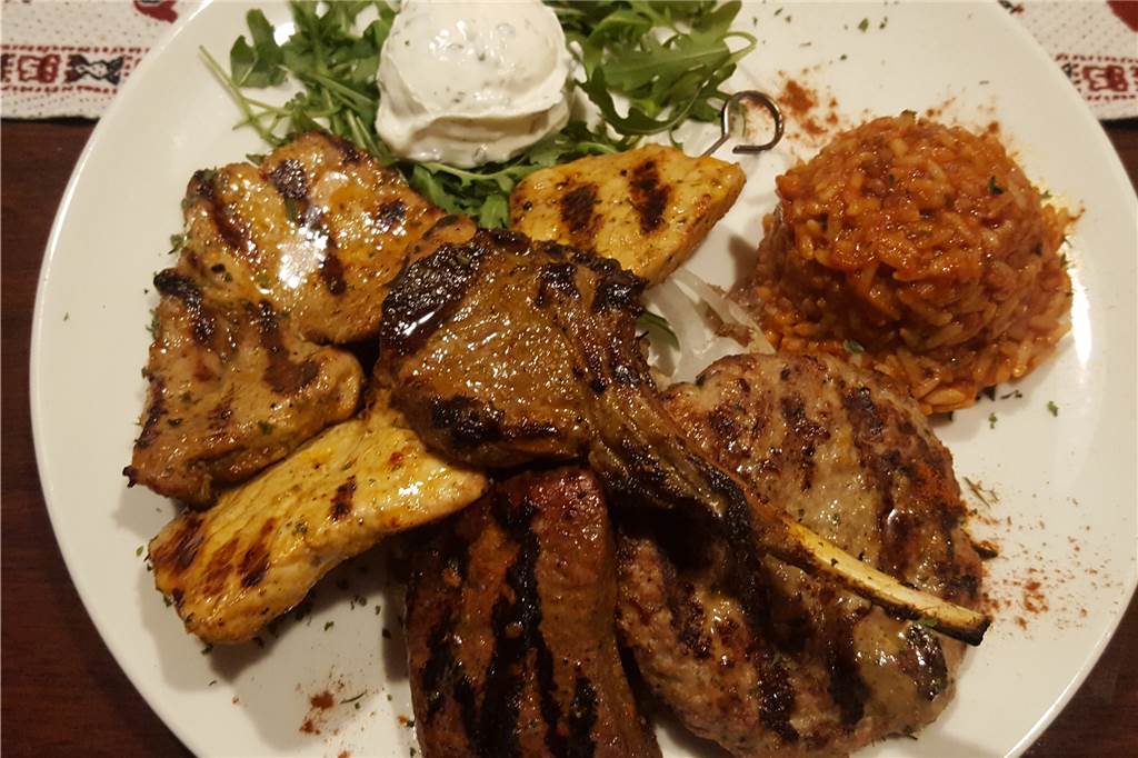 Taverna Zeus: Gute griechische Küche, stimmiges Ambiente und ein kleiner Schönheitsfehler Der Grillteller überzeugte im vollen Umfang.
