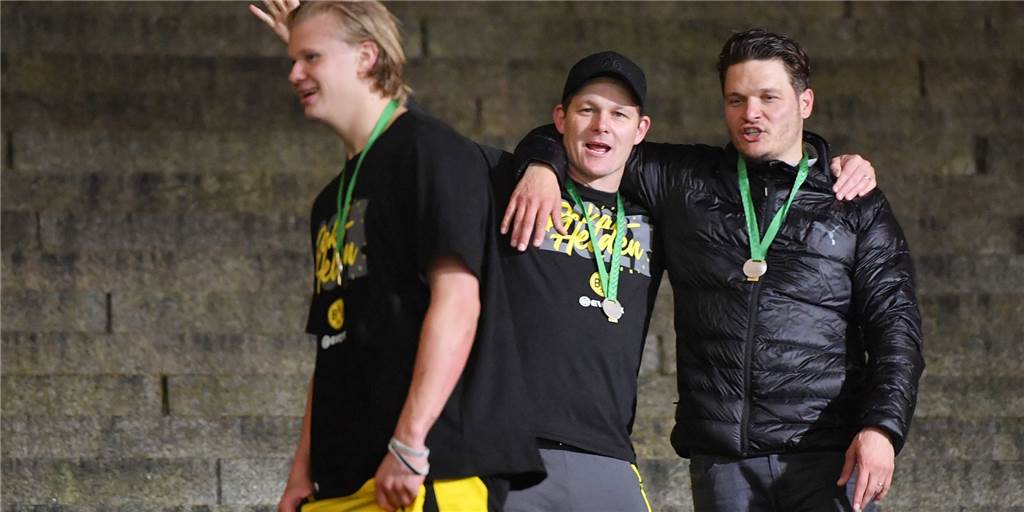 Den BVB im Herzen, viel Arbeit vor der Brust: Co-Trainer Sebastian Geppert Sebastian Geppert jubelt gemeinsam mit Edin Terzic.