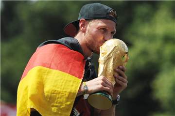 Der größte Erfolg seiner Karriere: Benedikt Höwedes 2014 mit dem WM-Pokal.