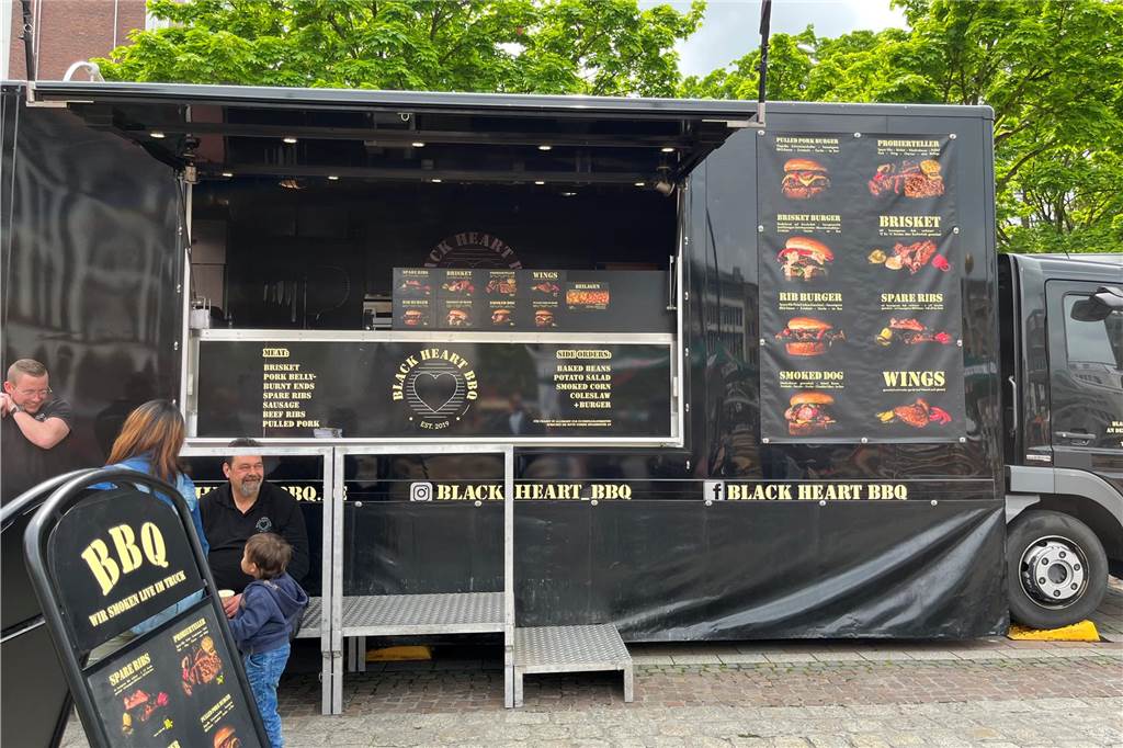 Der größte Food-Truck des „Street Food and Music Festivals“ kommt mit einem Smoker in Kleiderschrank-Größe daher. „Black Heart BBQ“ bietet allerlei Leckereien vom Grill, etwa Spare Ribs, Wings und Burger.