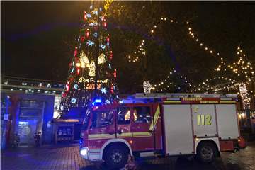 Der größte Tannenbaum der Welt hat am Mittwochabend (1.12.) einen Feuerwehreinsatz auf dem Dortmunder Weihnachtsbaum ausgelöst.