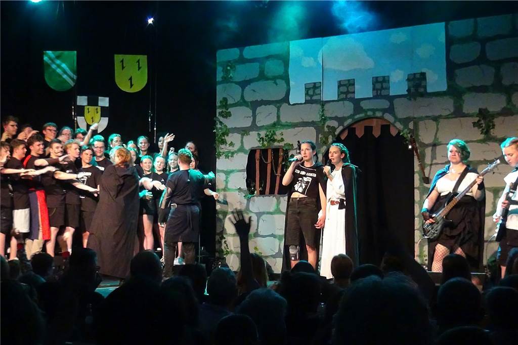 Ten Sing Gahlen: Theatergruppe zeigt „historischen“ Wettstreit um Östrich Der größte Teil der Show war dem Gesang vorbehalten.