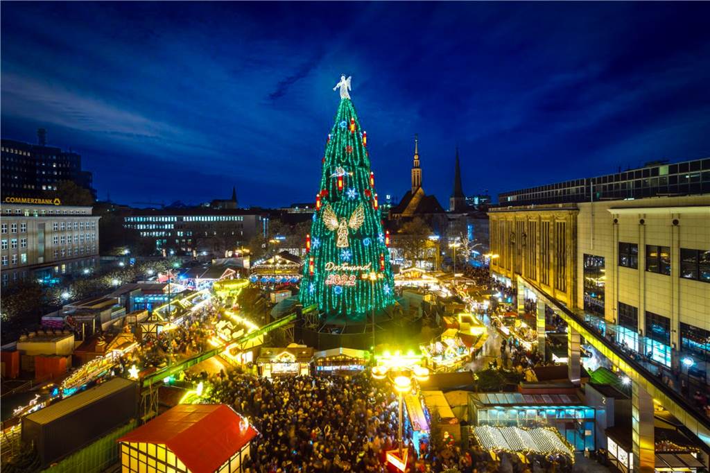 City-Händler freuen sich auf Shopping-Sonntag mit Weihnachtsmarkt Der größte Weihnachtsbaum der Welt strahlt wieder auf dem Hansaplatz und soll viele auswärtige Besucher am verkaufsoffenen Sonntag, 4.12., in die Dortmunder City locken.
