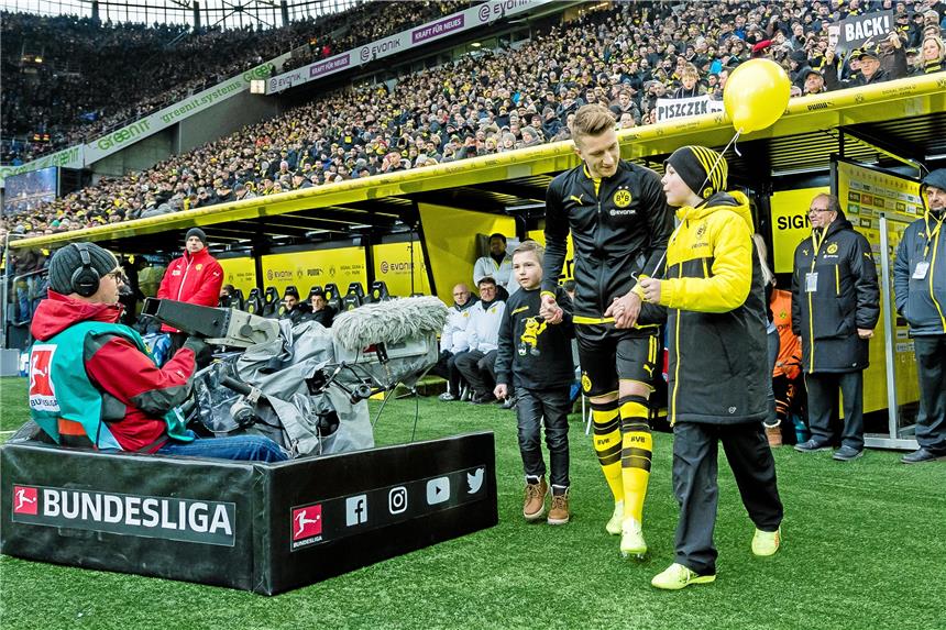 Hand in Hand mit Marco Reus Der große Augenblick: An der rechten Hand von Marco Reus läuft Milo Kontny am Samstag in den Signal Iduna Park ein.